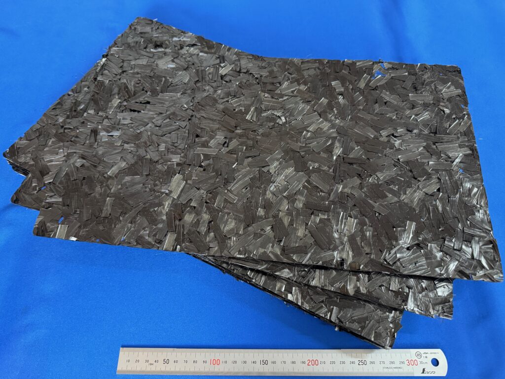 バイオナイロンとリサイクル炭素繊維を用いたコンポジット材料の開発を行いました